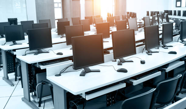 group of computer neatly placed in a computer lab. - 机房建设 個照片及圖片檔